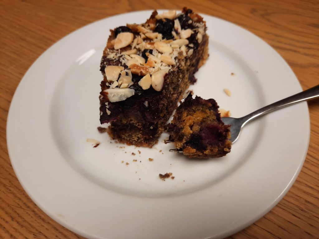 Kokosgebak met amandelen en blauwe bessen