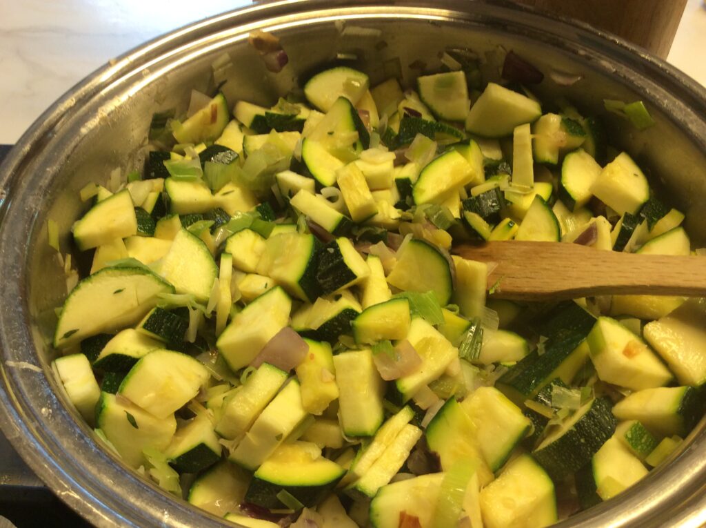 Gestoofde prei met courgette