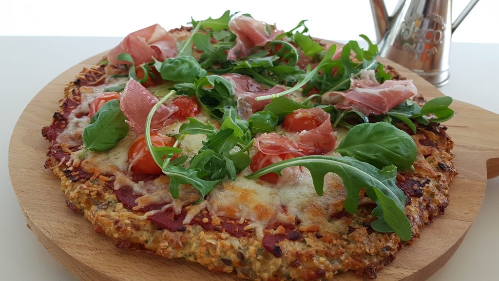 Low-carb pizza met kruiden op basis van High Fibe broodmix